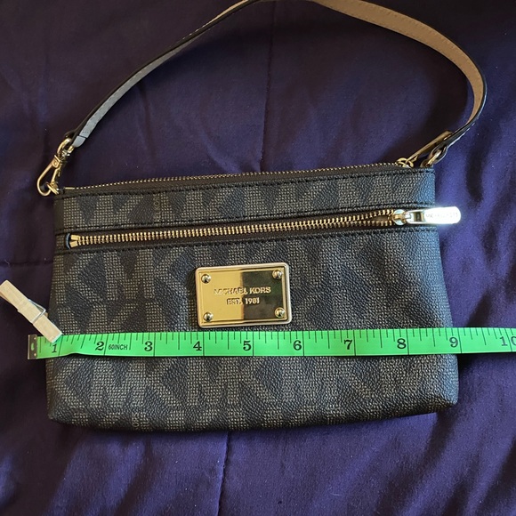 Michael Kors wristlet - Picture 8 of 9
